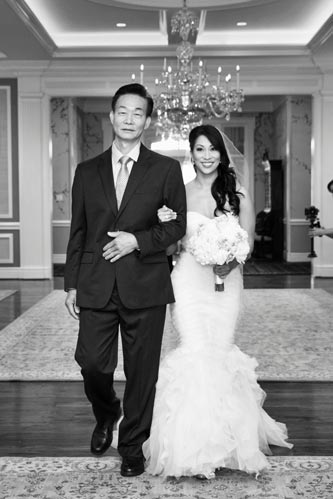 Bride walks down the aisle at Old Warson Country Club | St. Louis Weddings by Events Luxe